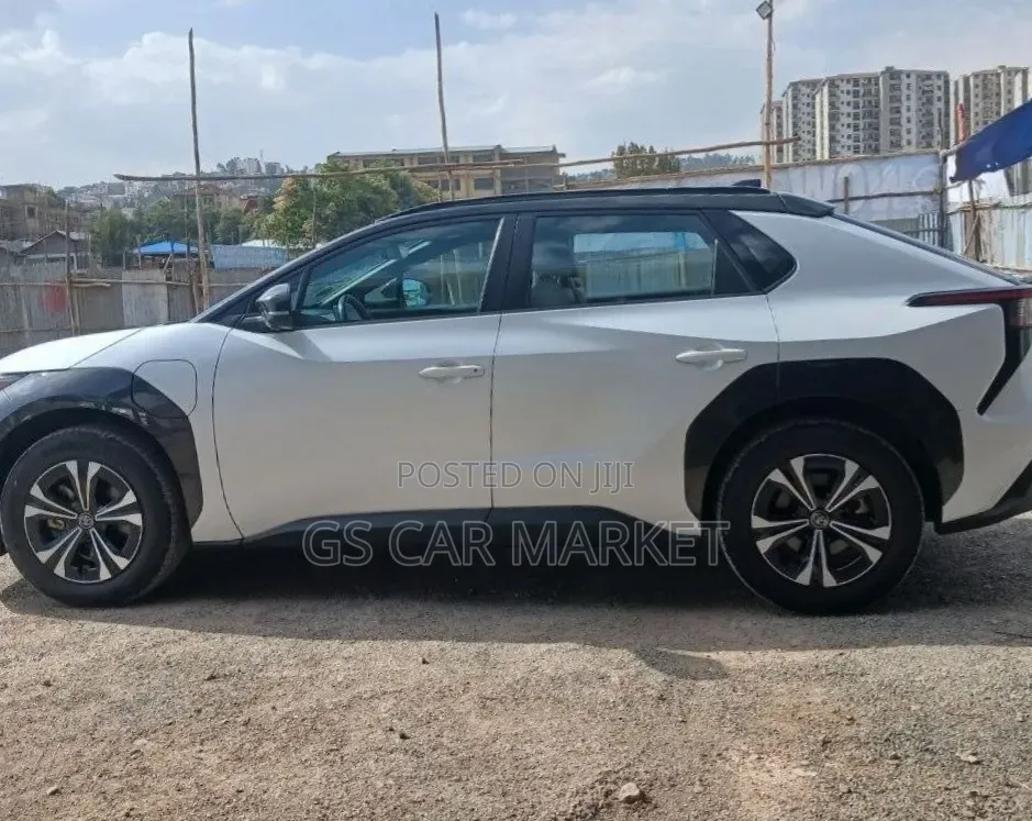 Toyota bZ4X 71.4 kWh AWD 2023 White