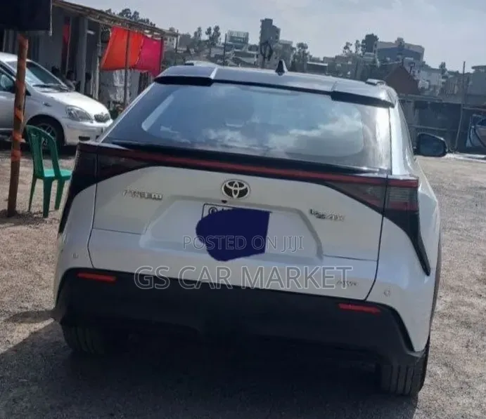 Toyota bZ4X 71.4 kWh AWD 2023 White