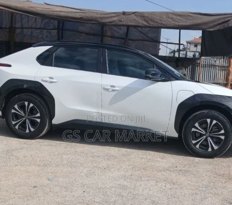 Toyota bZ4X 71.4 kWh AWD 2023 White