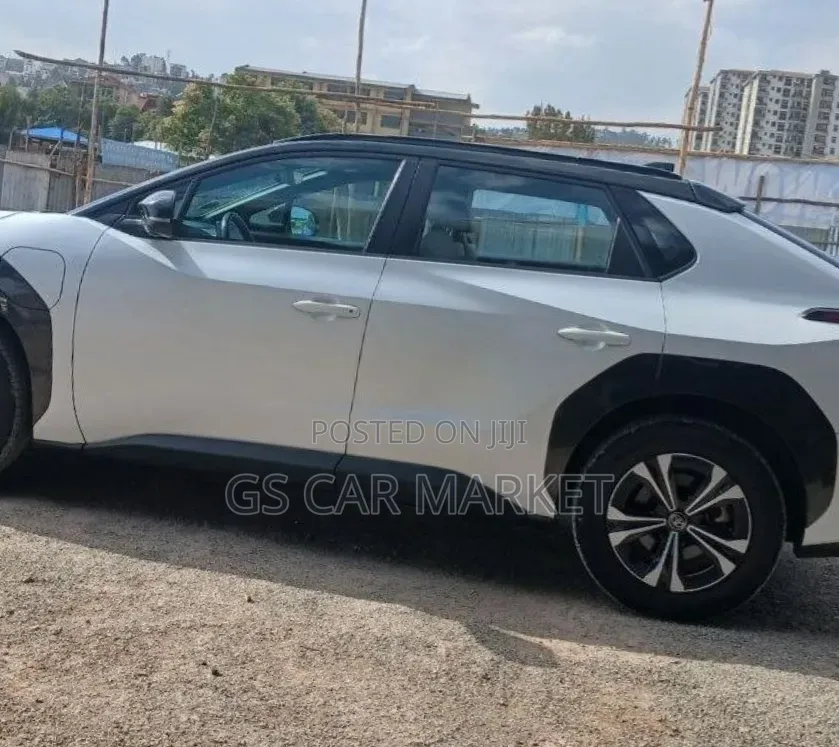 Toyota bZ4X 71.4 kWh AWD 2023 White