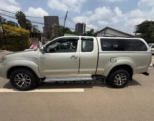Toyota Hilux 2010 Silver