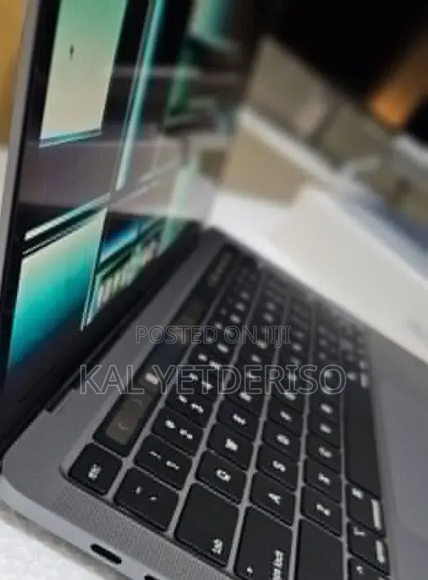 New Laptop Apple MacBook Pro 2022 M2 8GB Apple M2 SSD 256GB