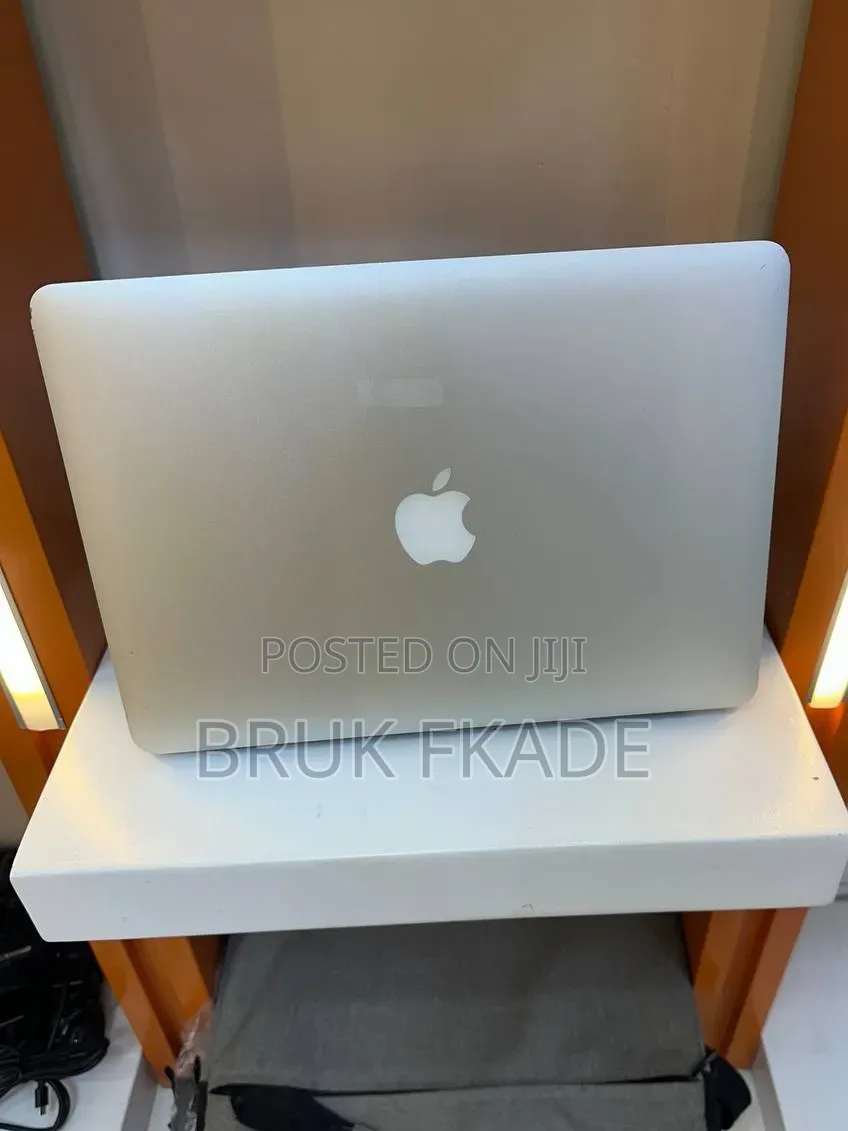New Laptop Apple MacBook 2017 8GB Intel Core i5 SSD 256GB