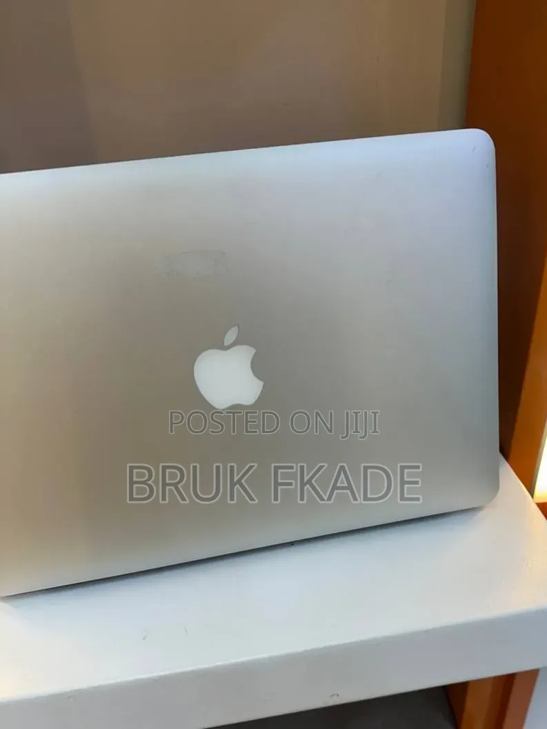 New Laptop Apple MacBook 2017 8GB Intel Core i5 SSD 256GB