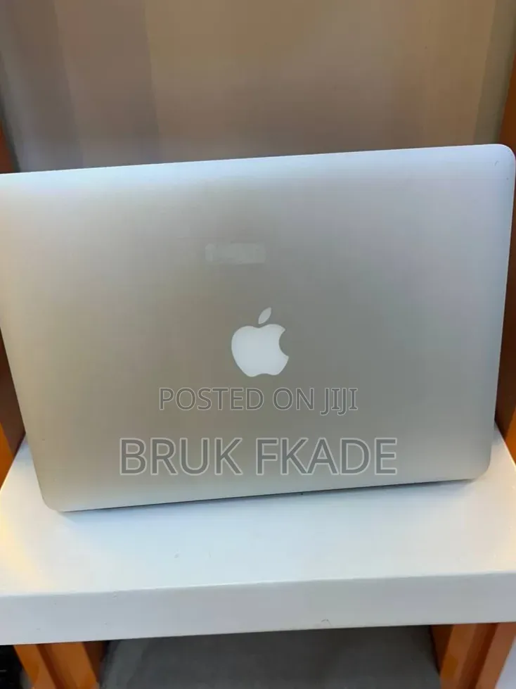 New Laptop Apple MacBook 2017 8GB Intel Core i5 SSD 256GB