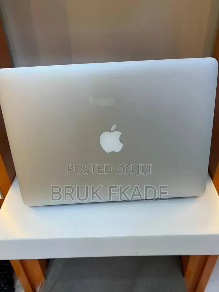 New Laptop Apple MacBook 2017 8GB Intel Core i5 SSD 256GB