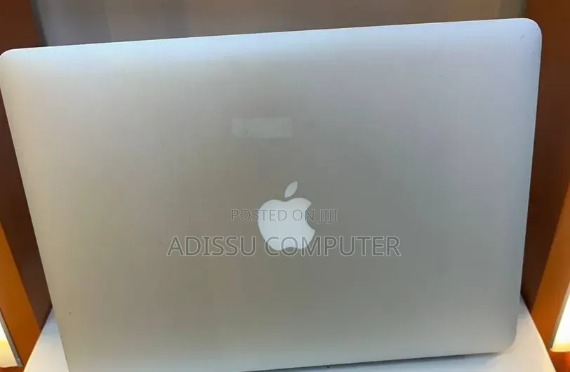 New Laptop Apple MacBook Pro 2017 8GB Intel Core i5 SSD 256GB
