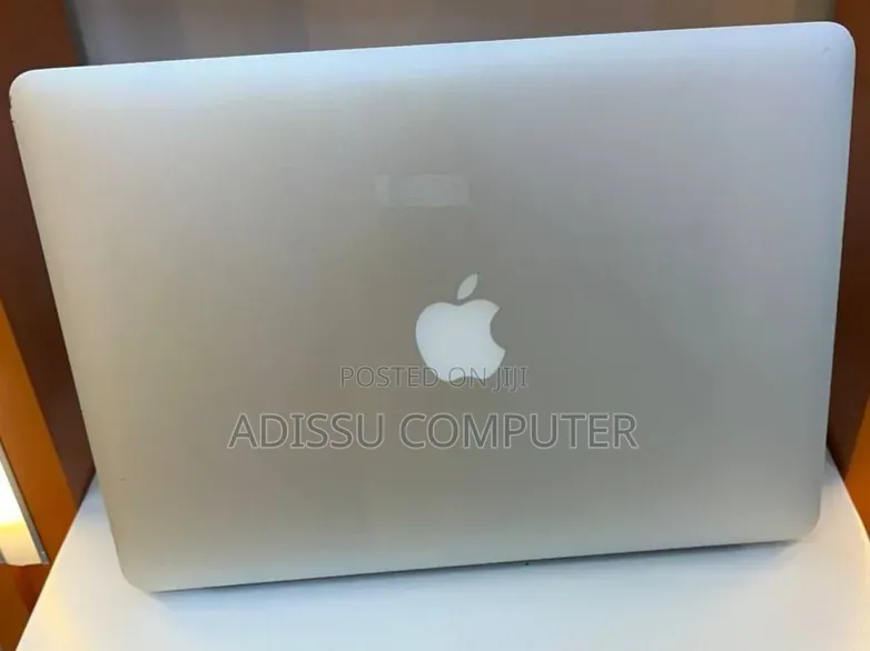New Laptop Apple MacBook Pro 2017 8GB Intel Core i5 SSD 256GB