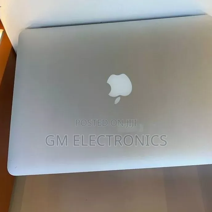 New Laptop Apple MacBook Pro 2017 8GB Intel Core i5 SSD 256GB