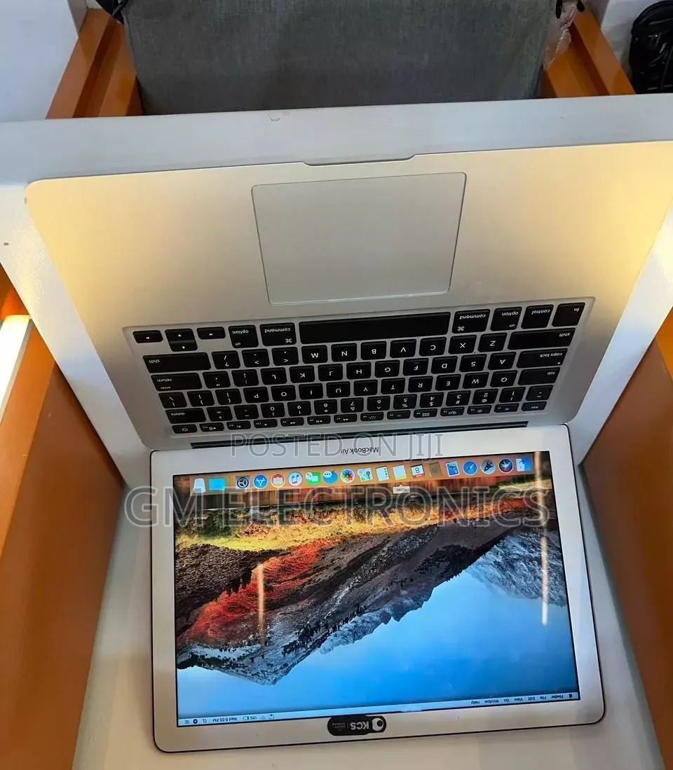 New Laptop Apple MacBook Pro 2017 8GB Intel Core i5 SSD 256GB