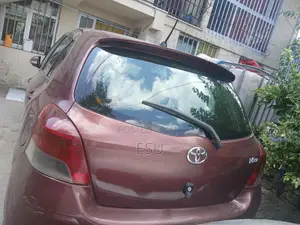 Toyota Yaris Base Hatchback 3dr 2010 Burgundy