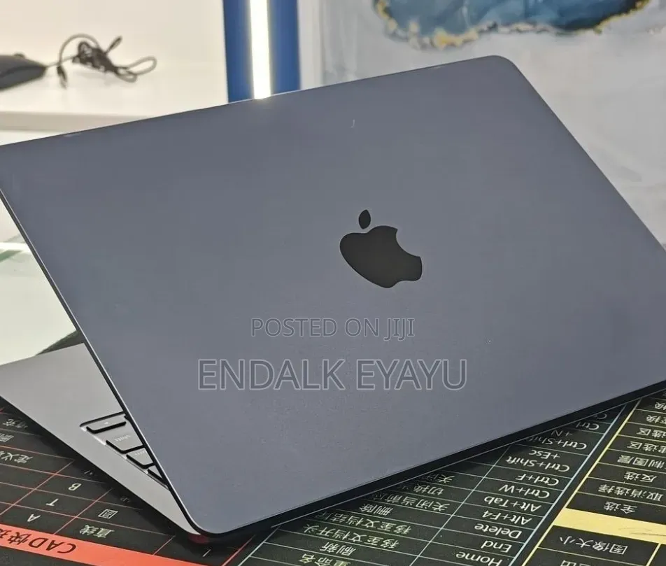 New Laptop Apple MacBook Air 2022 M2 8GB Apple M2 SSD 512GB