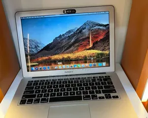 New Laptop Apple MacBook 8GB Intel Core i5 SSD 256GB