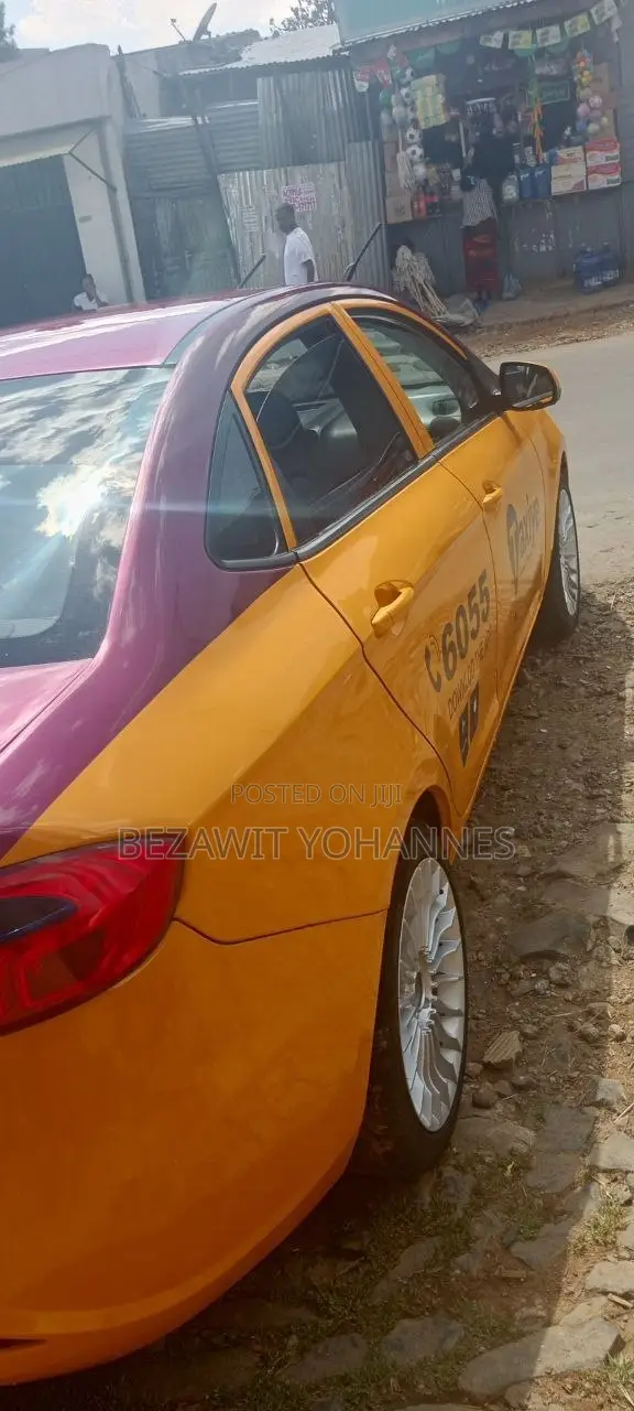 JAC J4 2020 Yellow