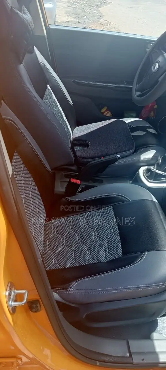 JAC J4 2020 Yellow
