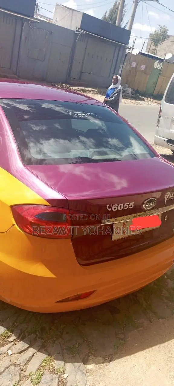 JAC J4 2020 Yellow