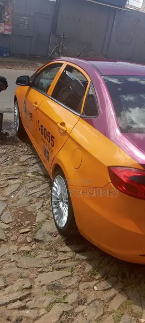 JAC J4 2020 Yellow
