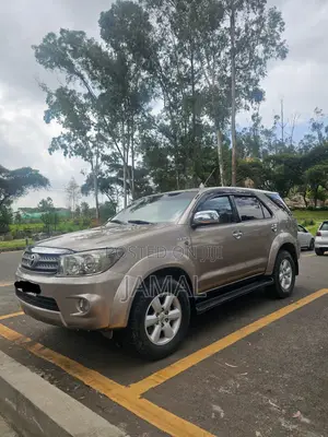 Toyota Fortuner 2.7 RWD 2011 Gold