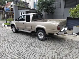 Toyota Hilux 2003 Gray