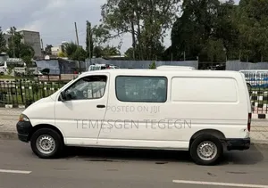 Toyota HiAce 2000 White