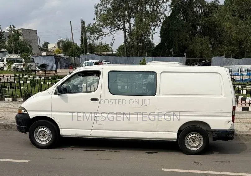 Toyota HiAce 2000 White