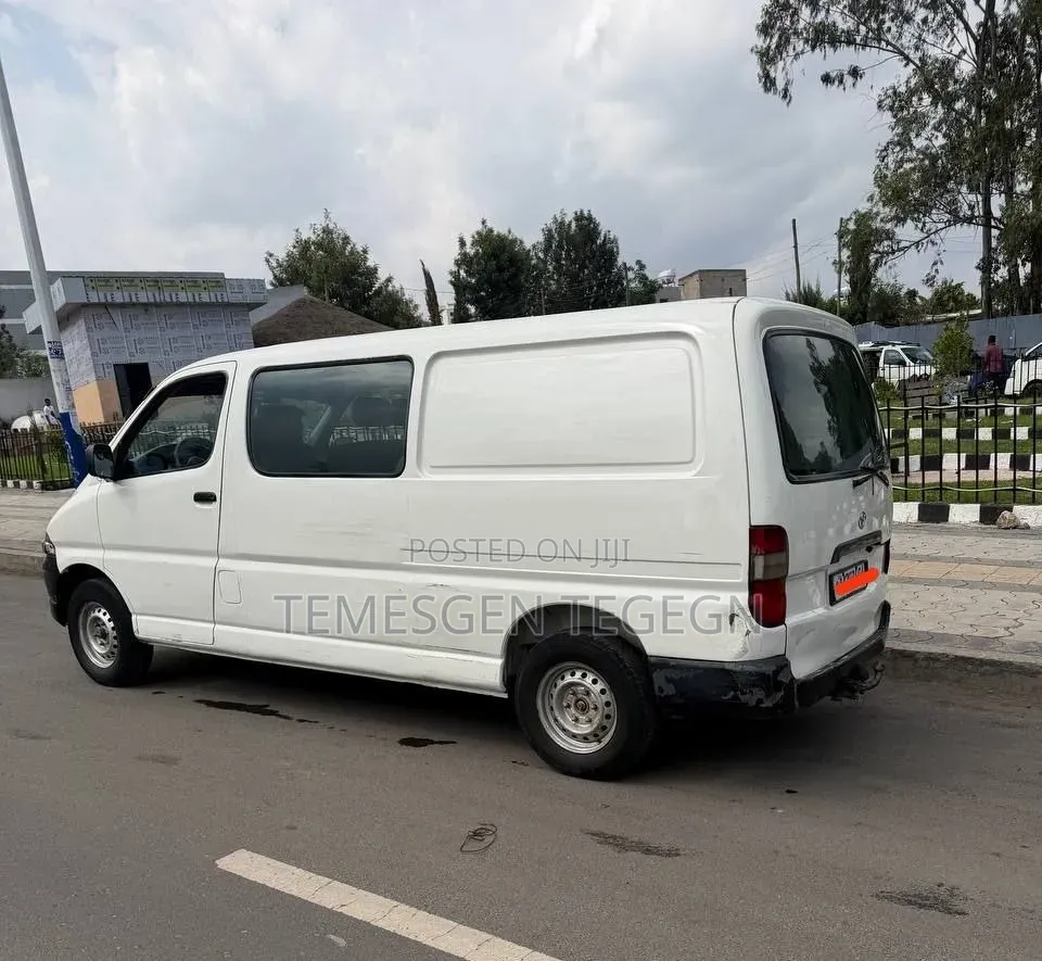 Toyota HiAce 2000 White
