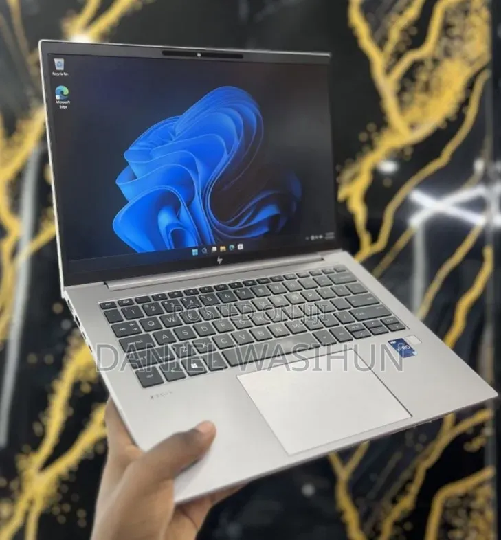 New Laptop HP ZBook Firefly G8 16GB Intel Core i7 SSD 512GB