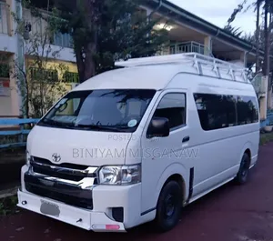 Toyota HiAce 2017 White