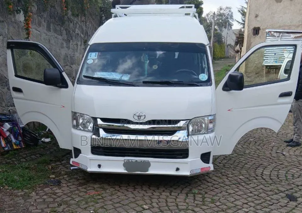 Toyota HiAce 2017 White