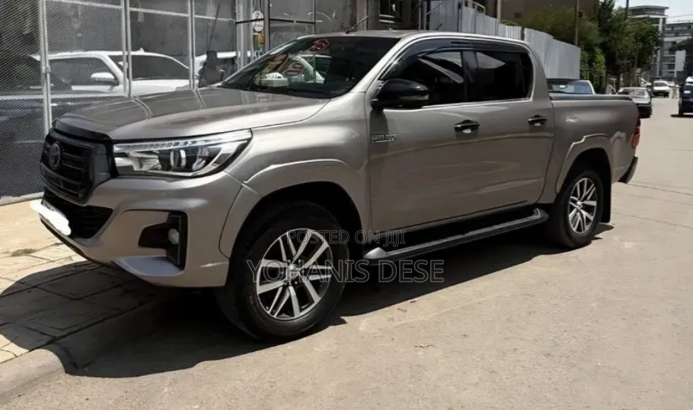 Toyota Hilux 2020 Gray
