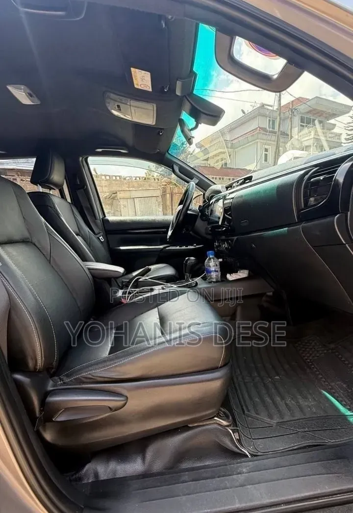 Toyota Hilux 2020 Gray