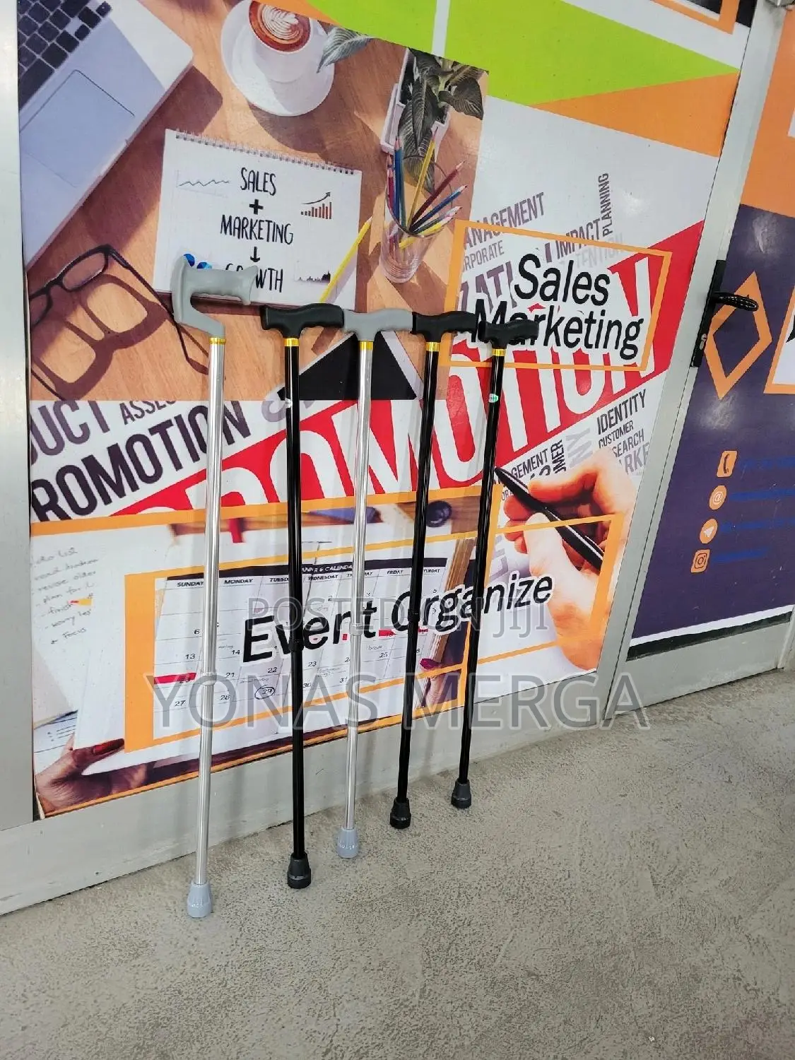 Walking Stick/Moving Cane香fit the User's Hand Shape, Ensuring Safety