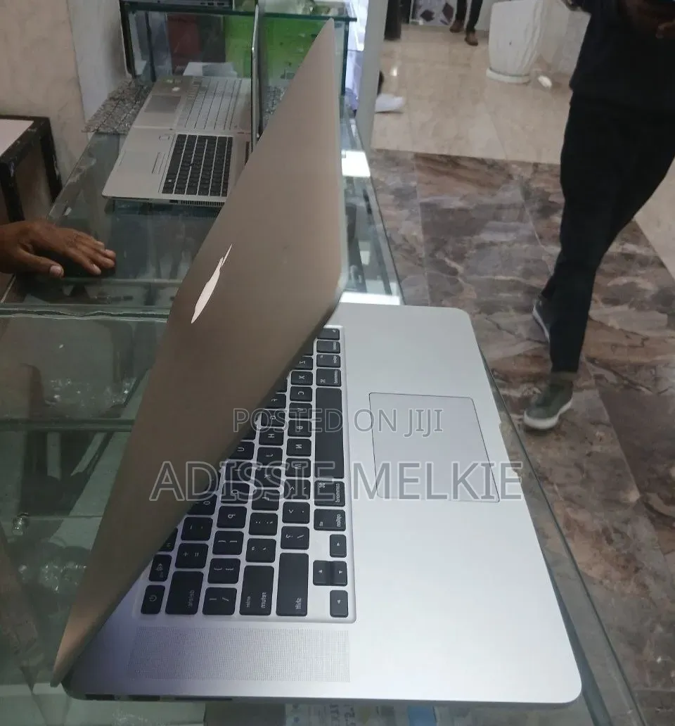 New Laptop Apple MacBook Pro 2015 12GB SSD 128GB