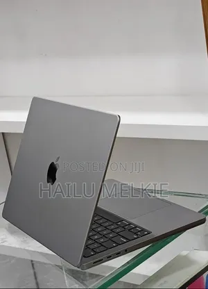New Laptop Apple MacBook Pro 2023 M3 8GB Intel Core Ultra 9 SSD 512GB