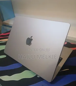 New Laptop Apple MacBook Pro 2023 M3 8GB Intel Core Ultra 9 SSD 512GB