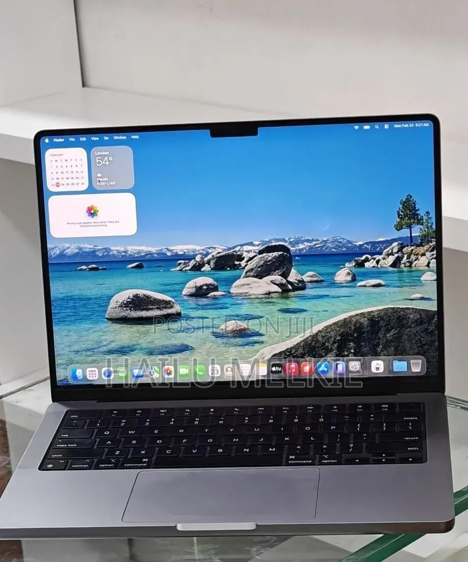 New Laptop Apple MacBook Pro 2023 M3 8GB Intel Core Ultra 9 SSD 512GB