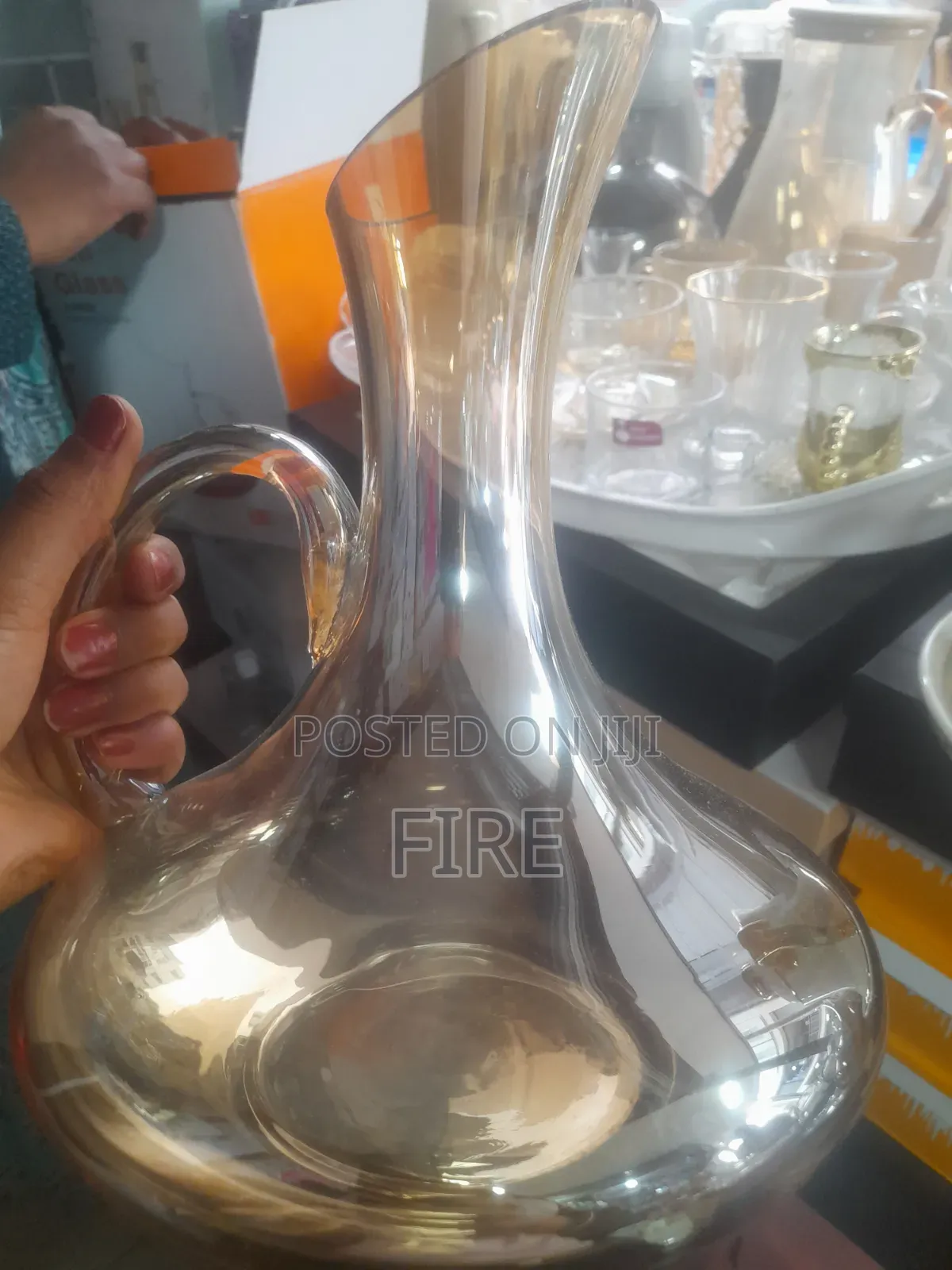 ባለ 7 የወይን ማቅረቢያ ጃር እና ስድስት የወይን ብርጭቆዎች (Luxury Amber Glassware Set)