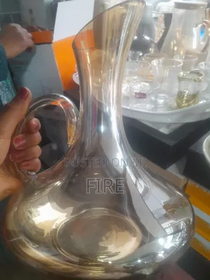 ባለ 7 የወይን ማቅረቢያ ጃር እና ስድስት የወይን ብርጭቆዎች (Luxury Amber Glassware Set)