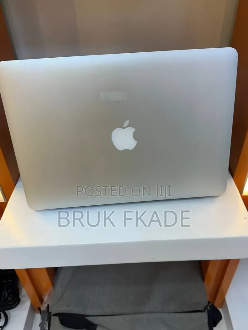 New Laptop Apple MacBook 2017 8GB Intel Core i7 SSD 256GB
