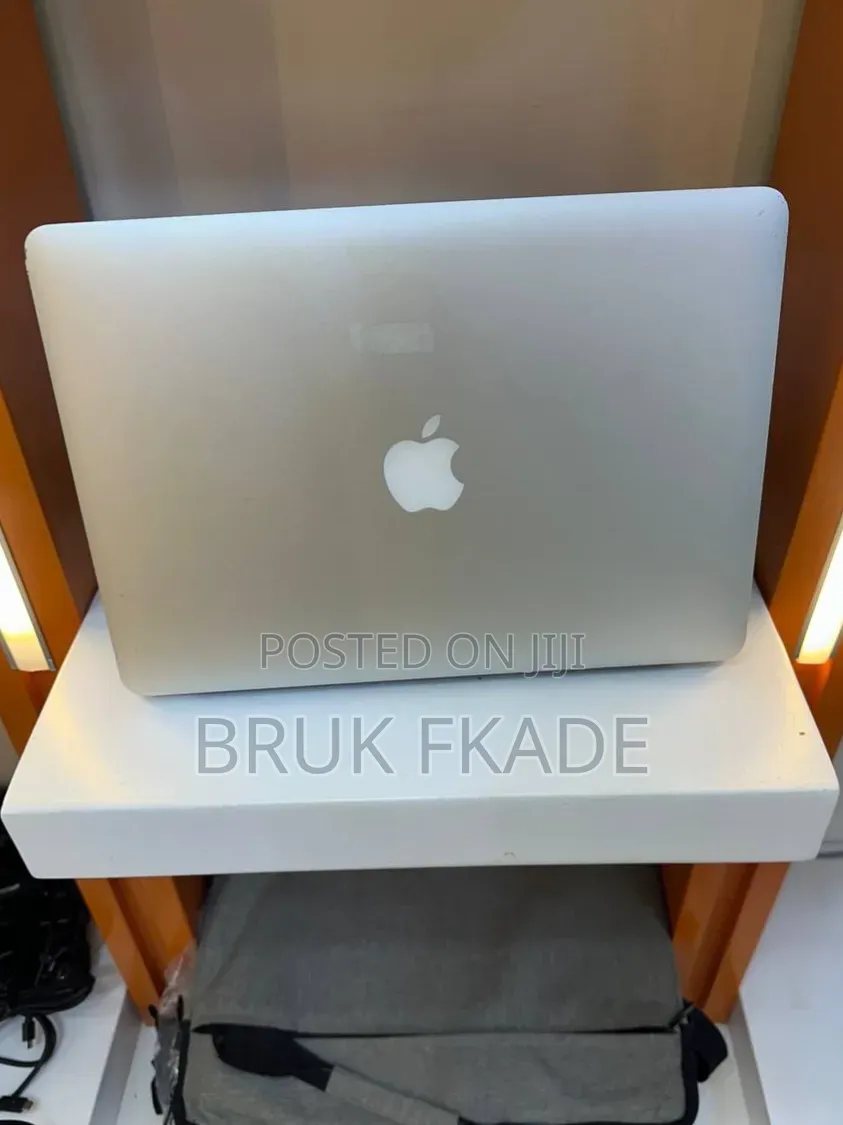 New Laptop Apple MacBook 2017 8GB Intel Core i7 SSD 256GB
