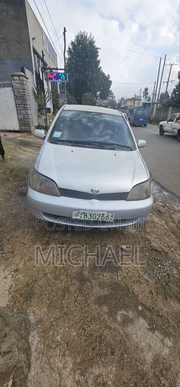 Toyota Platz 2000 Silver