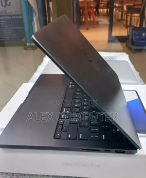 New Laptop Apple MacBook Pro 2025 M5 16GB Apple M5 SSD 512GB