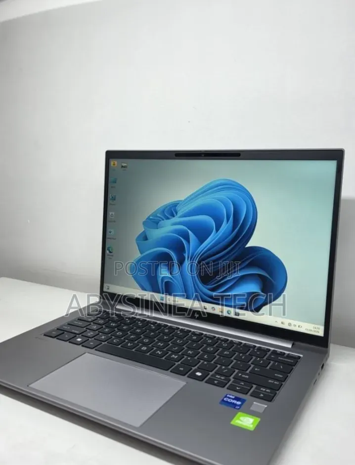 New Laptop HP ZBook Firefly G9 16GB Intel Core i7 SSD 512GB