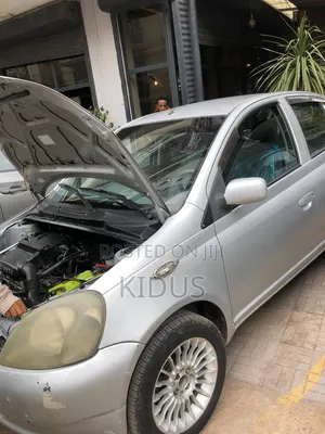 Toyota Vitz 2000 Silver