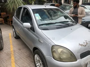 Toyota Vitz 2000 Silver