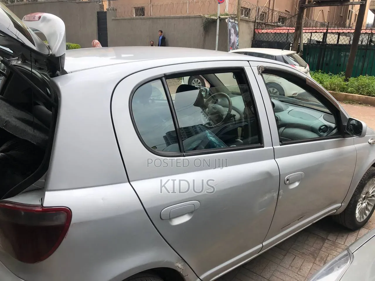 Toyota Vitz 2000 Silver