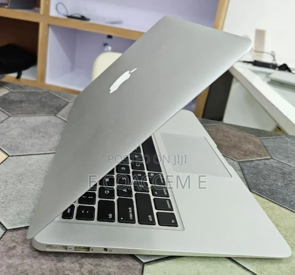 New Laptop Apple MacBook 8GB Intel Core i5 SSD 256GB