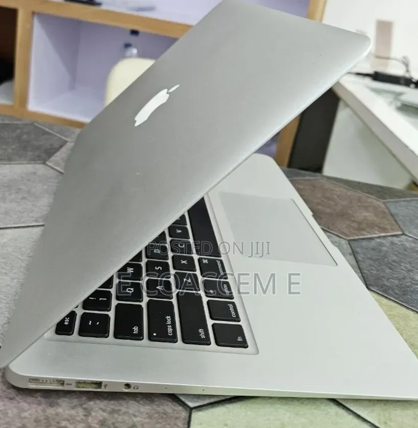New Laptop Apple MacBook 8GB Intel Core i5 SSD 256GB