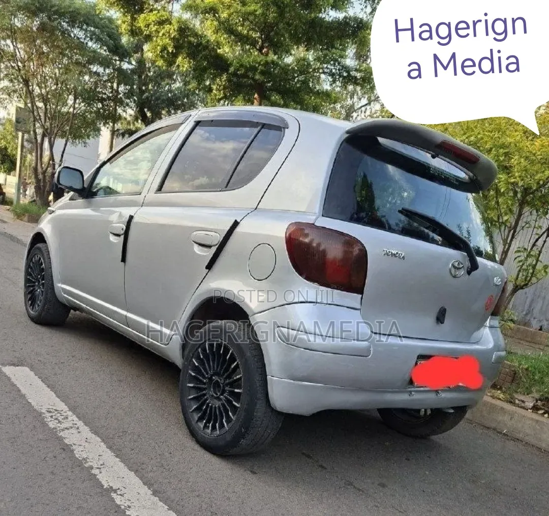 Toyota Vitz 2004 Silver