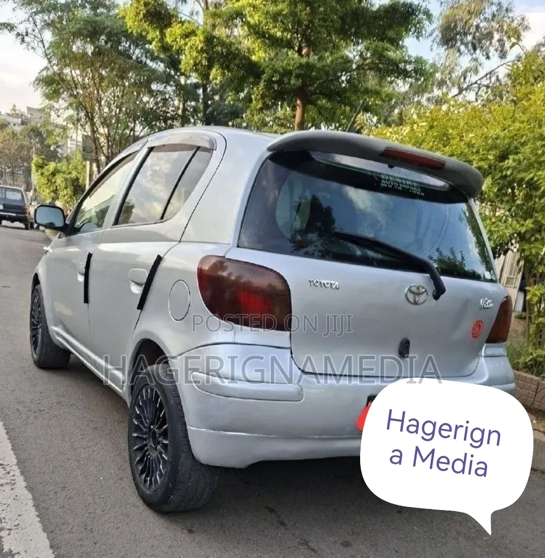 Toyota Vitz 2004 Silver